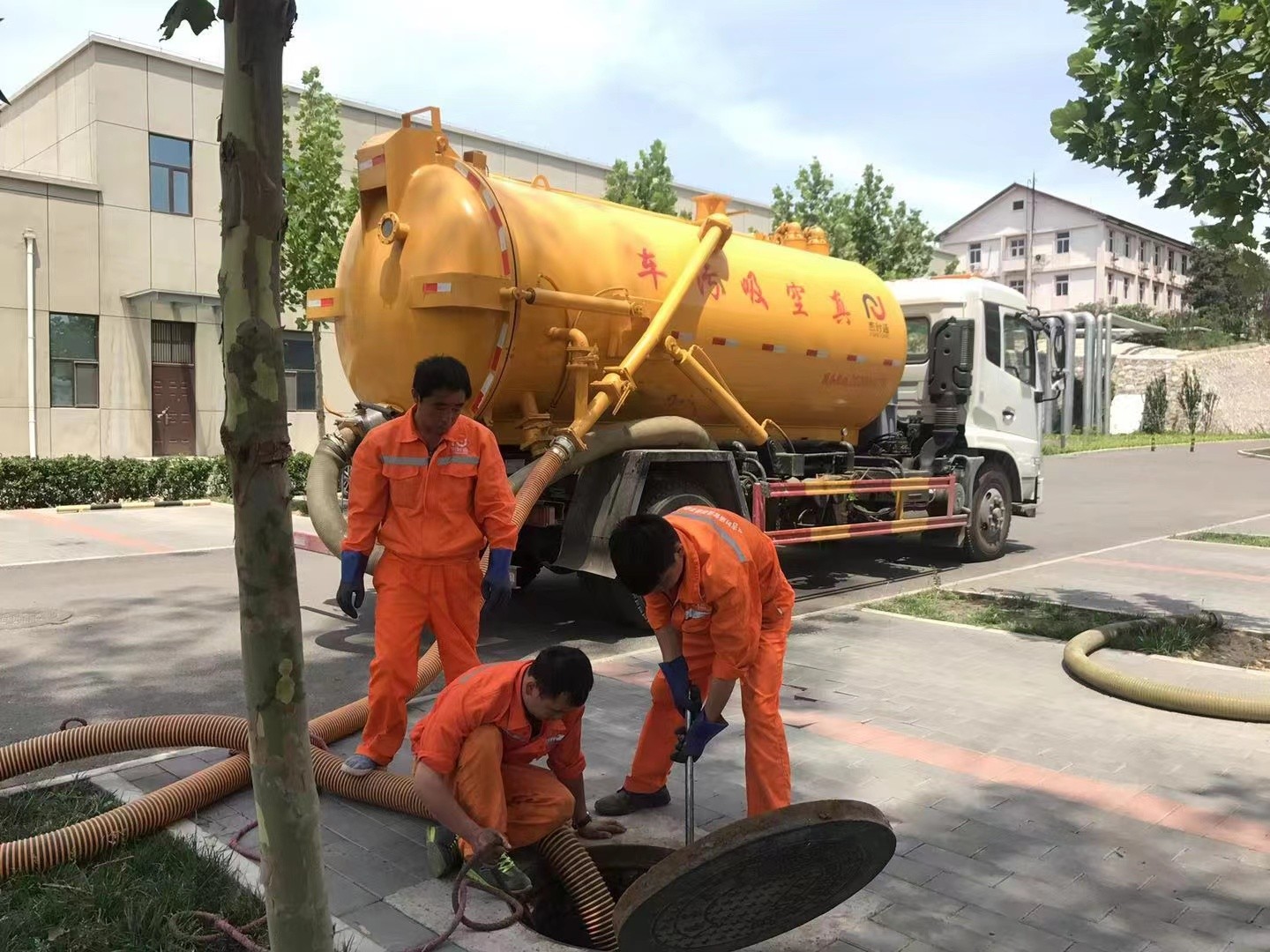 孟州管道疏通车停在窨井附近